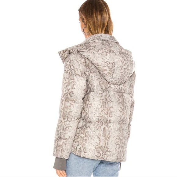 ❤️NWOT Varley Highland Puffer Jacket Grunge Snake Size Small - Picture 5 of 16